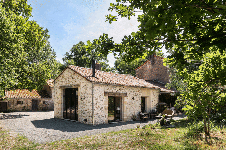 2025 CHAPELLE THIREUIL Hall