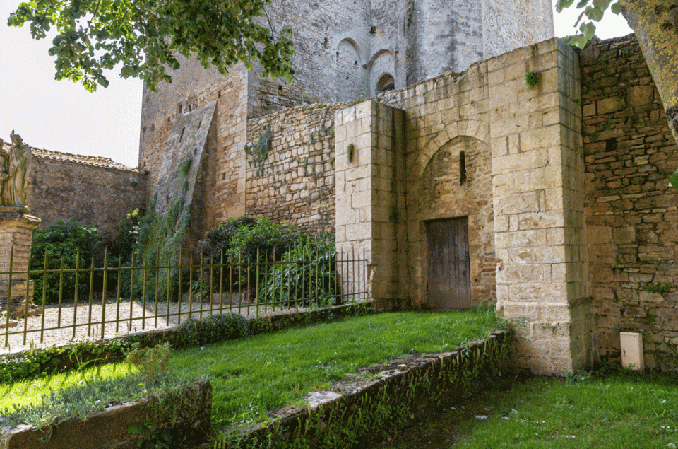 Restauration abords donjon Bazoges en Paredsx635